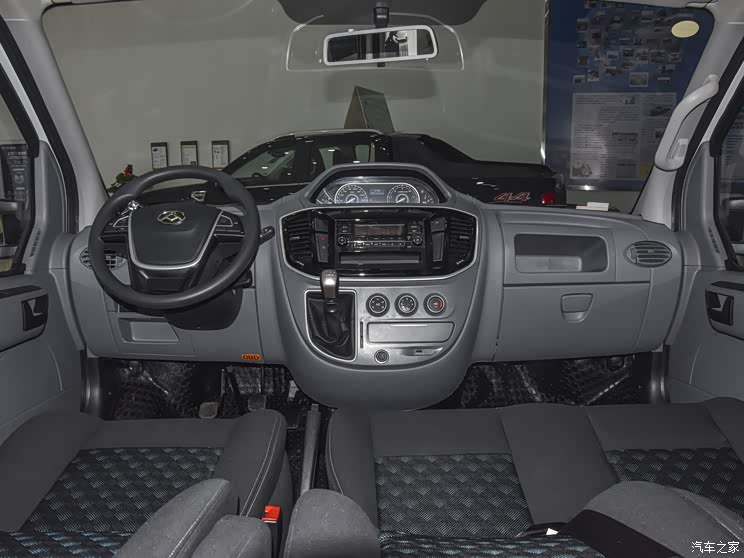 上汽大通 上汽大通MAXUS V80 2021款 2.0T 手动经典傲运通长轴中顶6/7/8/9座