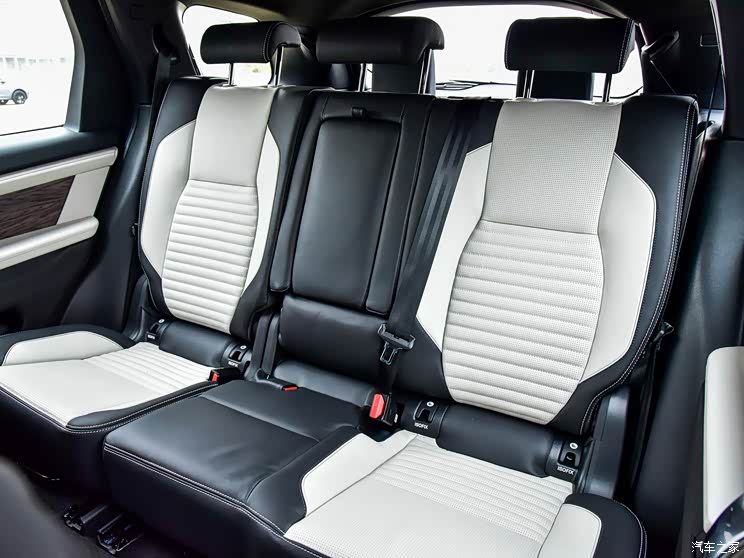 7座版采用2 3 2的座椅布局,前排座椅均支持多向电动调节,其中主驾驶
