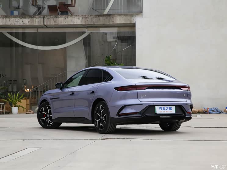 比亚迪 汉 2024款 EV 荣耀版 715KM前驱旗舰型 比亚迪 汉 2024款 EV 荣耀版 715KM前驱旗舰型