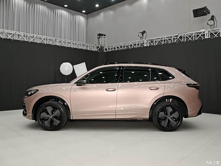 上汽大众 途观L 2024款 380TSI PRO 自动四驱高配 上汽大众 途观L 2024款 380TSI PRO 自动四驱高配