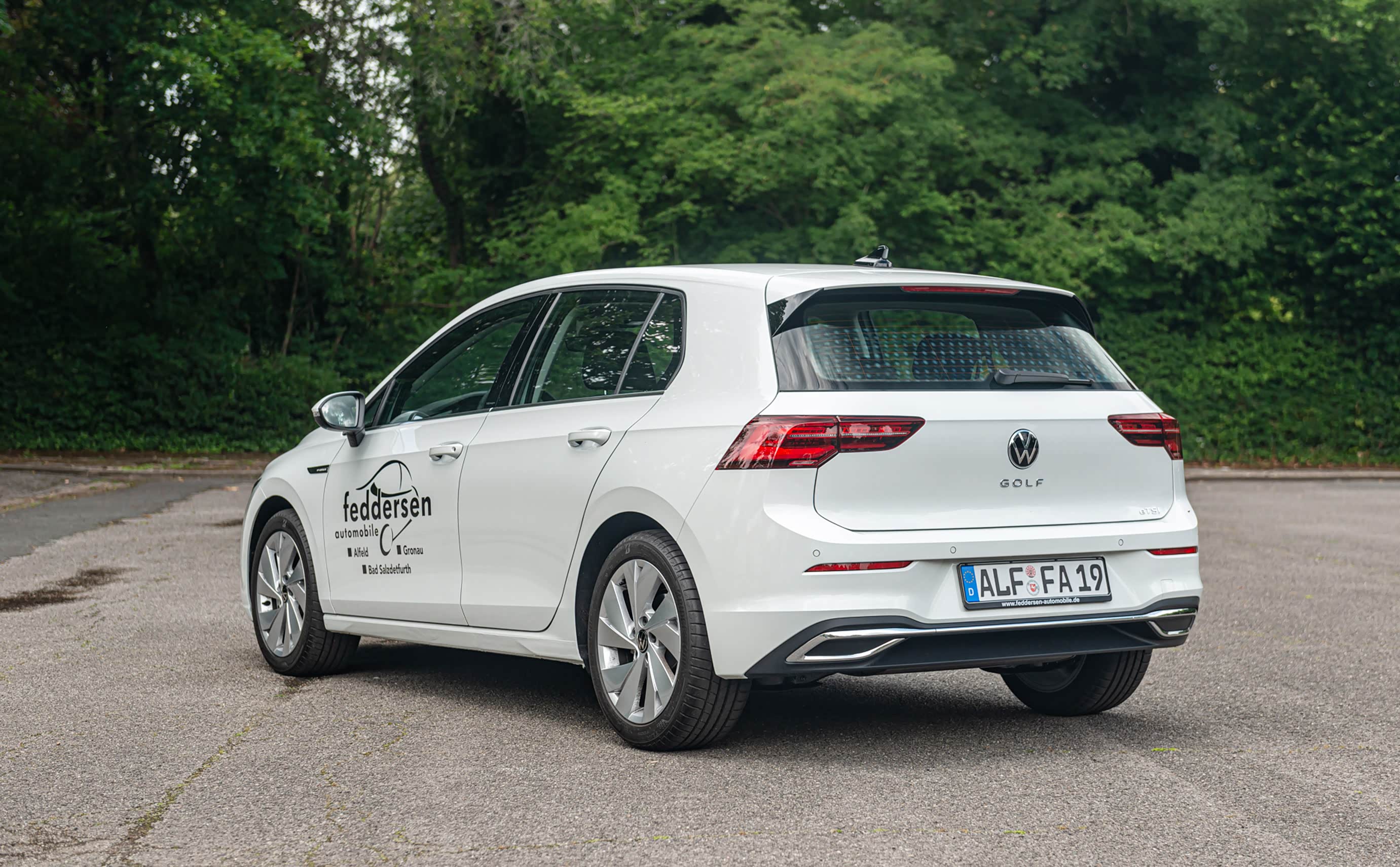 车尾设计仍然没有脱离前代的影子，尾门的折痕与腰线相连，营造出一种拔高的感觉