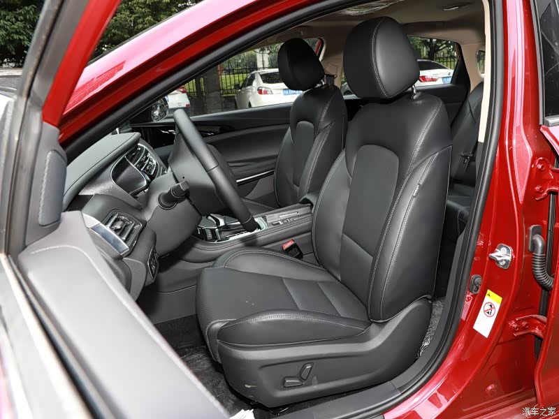 在座椅的造型及材质上锐程CC虽然看起来比较普通，但那些合资冲量的低配型只能够在后期“加装”才能够获得