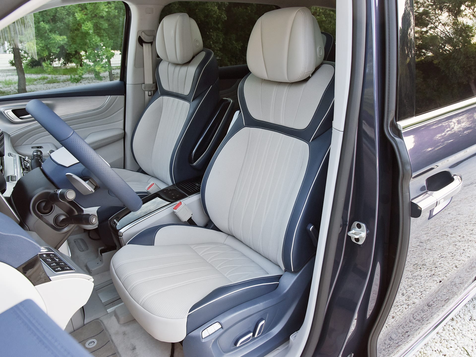 荣威IMAX8采用的真皮座椅/引自汽车之家图库