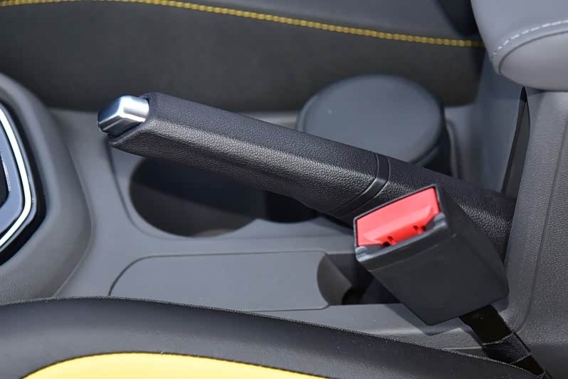 VS5全系为传统机械手刹，很多消费者感觉有点老土，但这却是很多老司机喜欢的配置