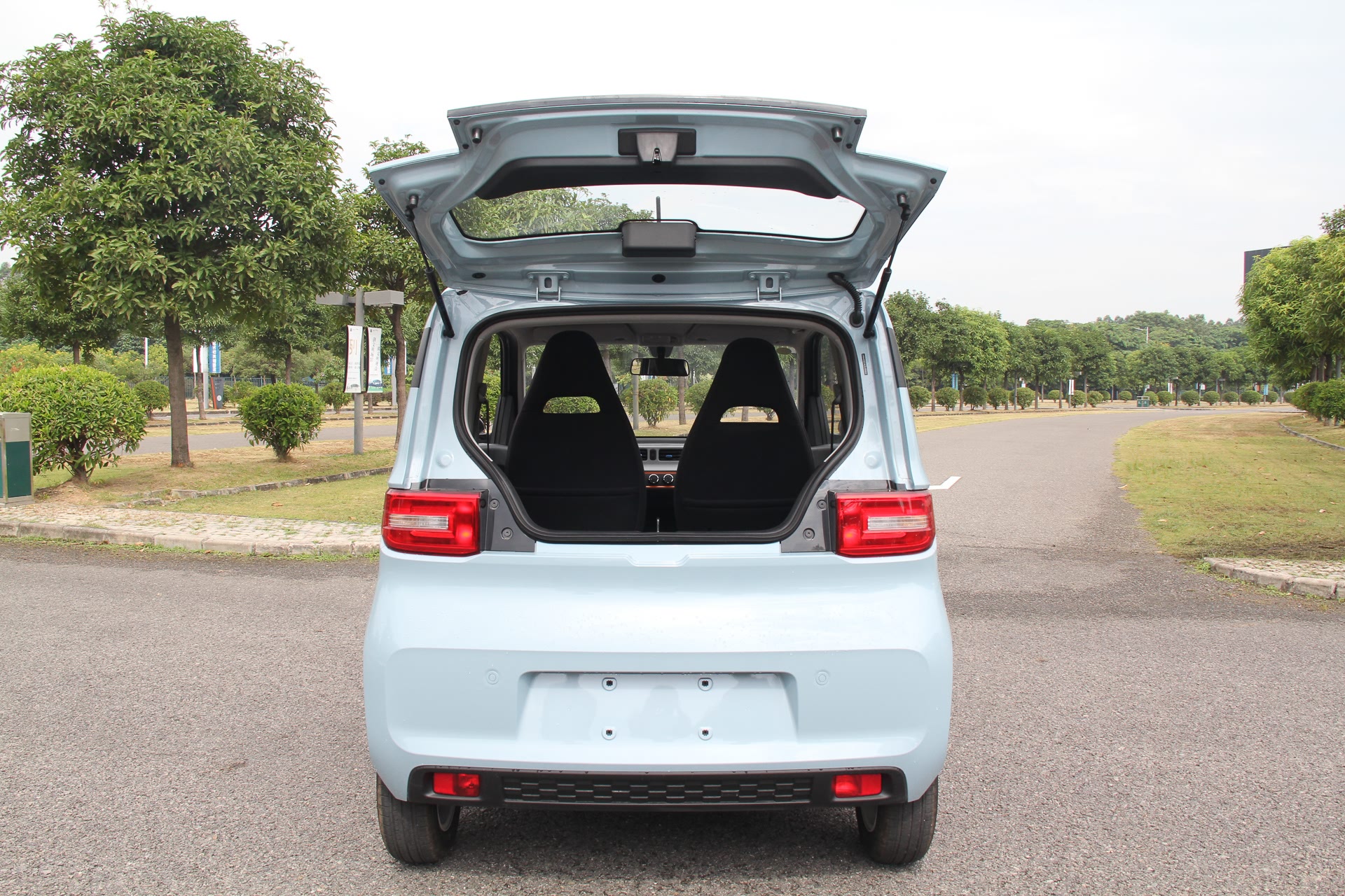 尾门开启高度适中，对身材相对娇小的车主来说也没有什么压力。