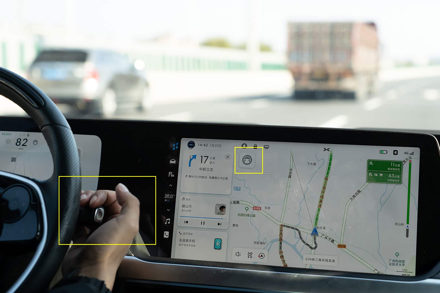 地图上出现灰色方向盘图案，表示 NGP 功能呢可用开启，同时拨动档杆