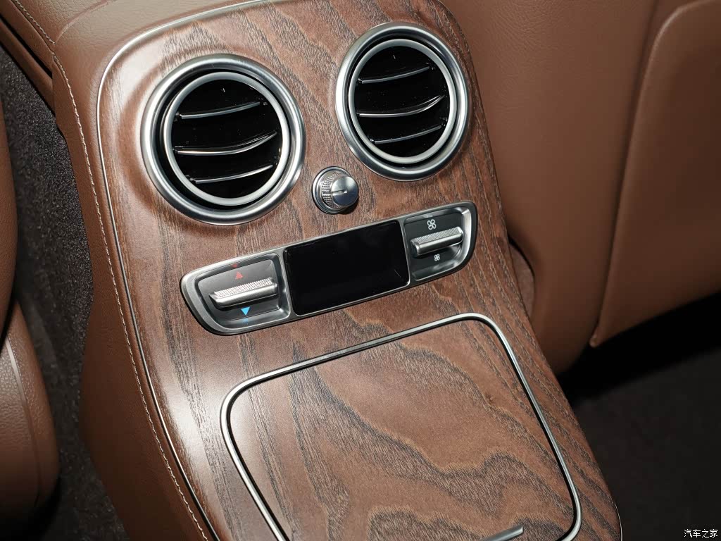 配图为改款 E 300 L 尊贵型