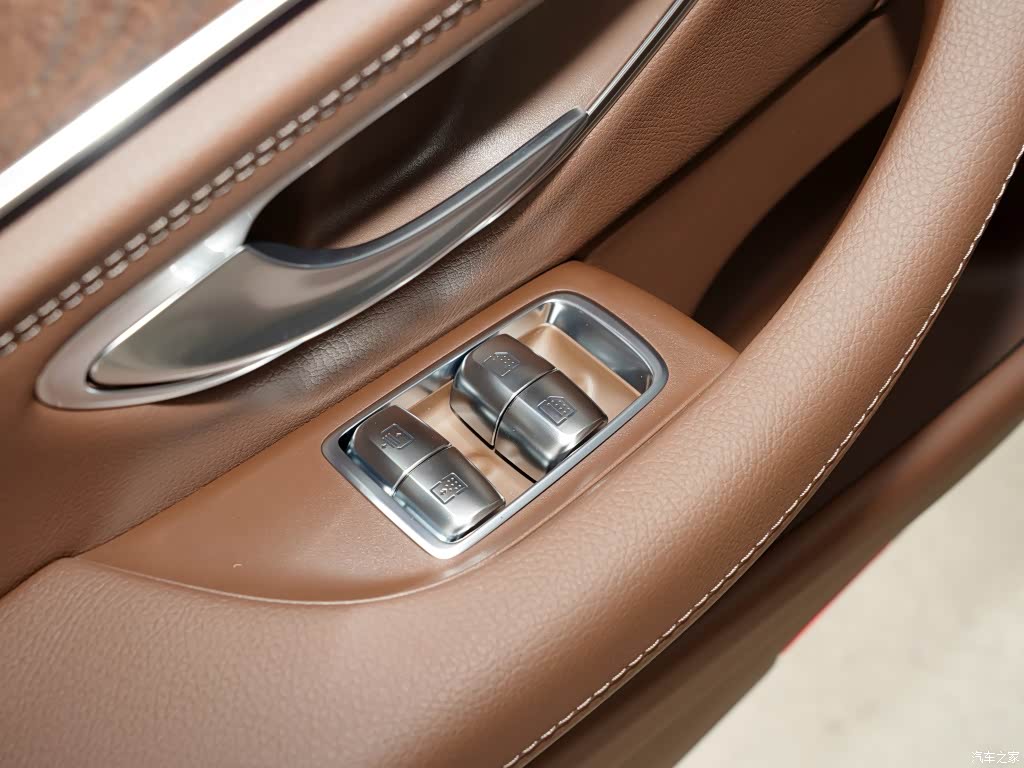 配图为改款 E 300 L 尊贵型