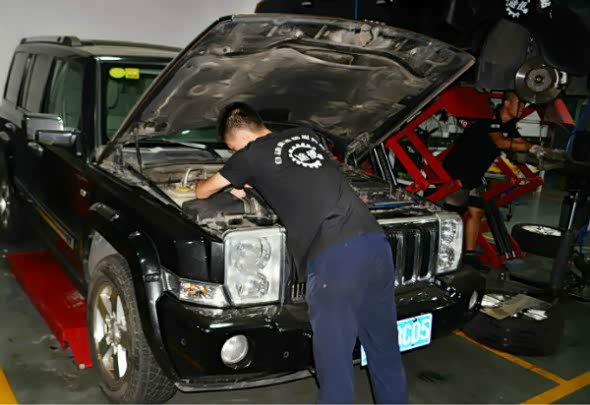 将吉普大指挥官变速箱内部损坏配件更换维修好后，重新装车，重启学习，故障消失。