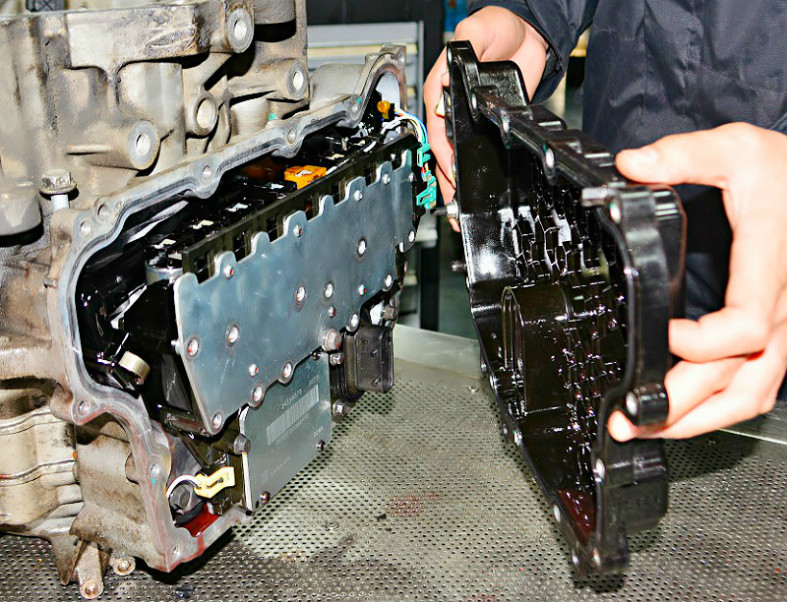 取下油底盒。就能看到阀体总成了