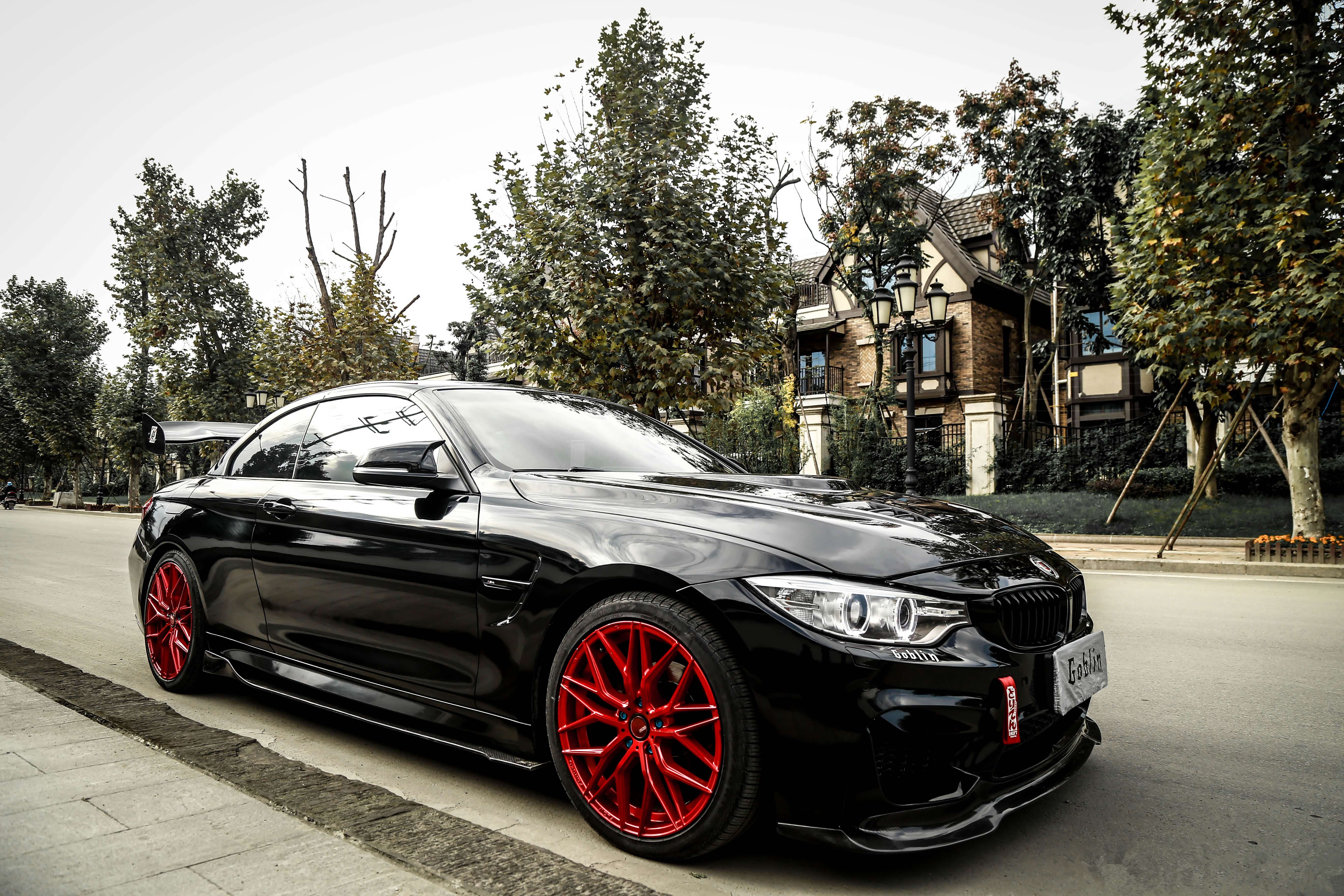 相对来说，4系的硬顶在后部的腰线更加流畅