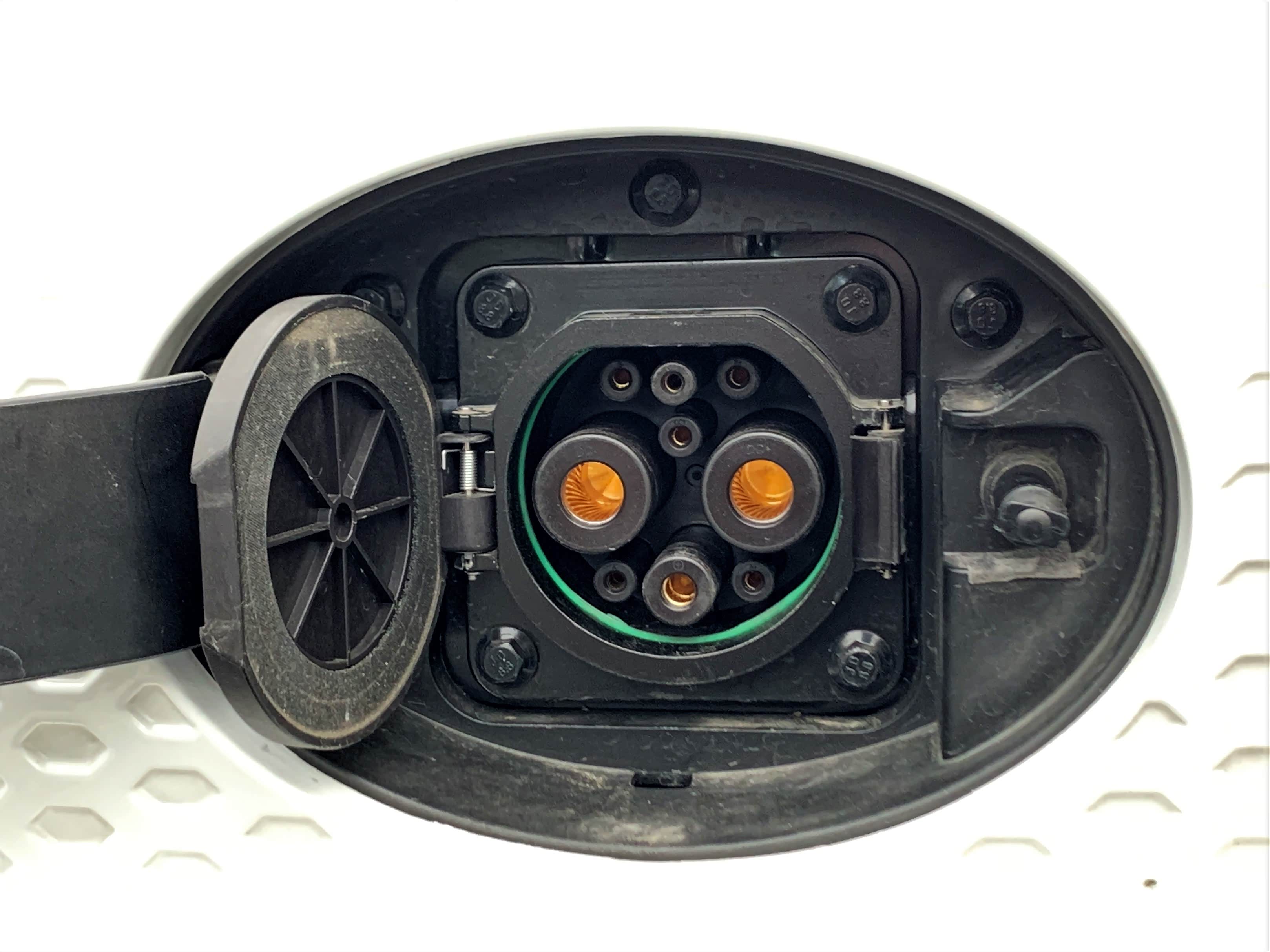 翻开车头的“BYD”车标，就是标准的快充接口