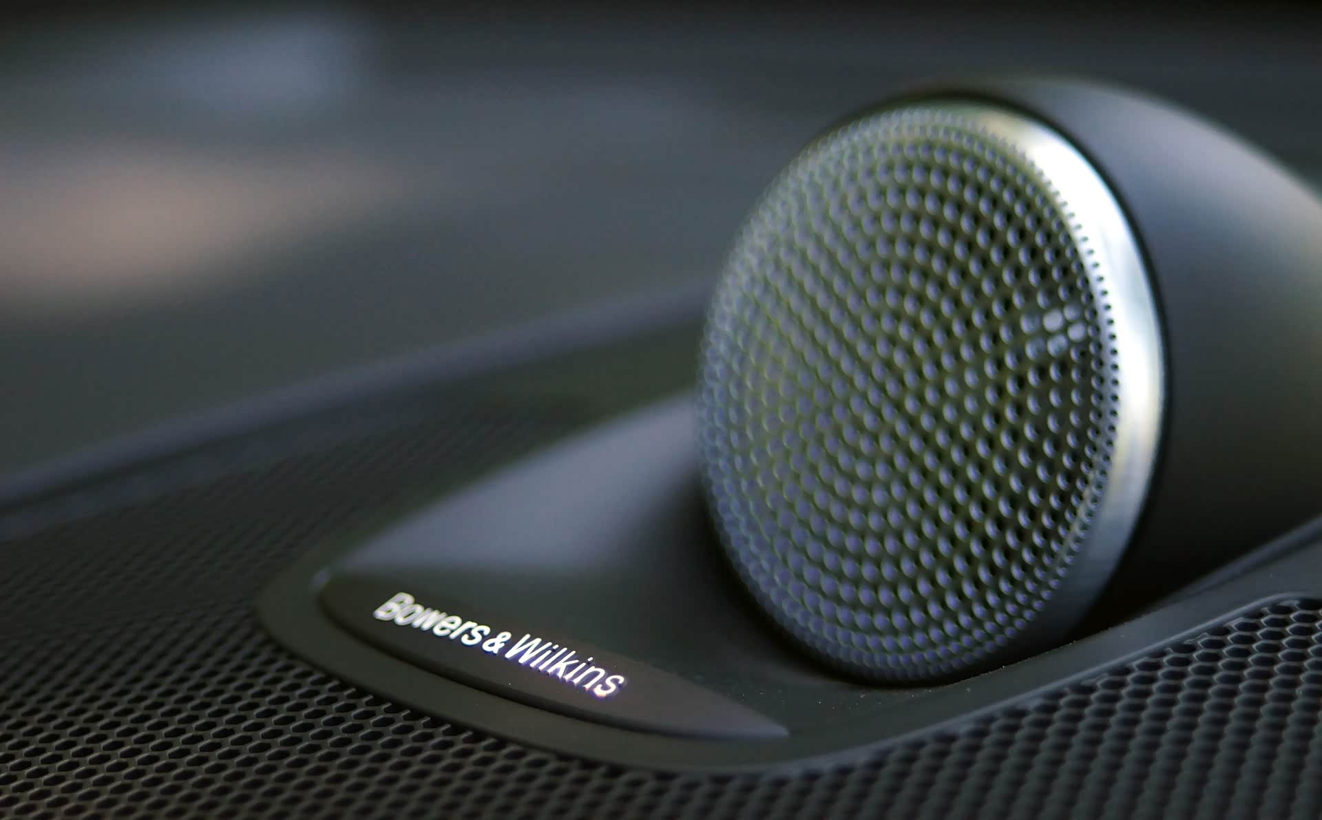 沃尔沃上的宝华韦健金属高音