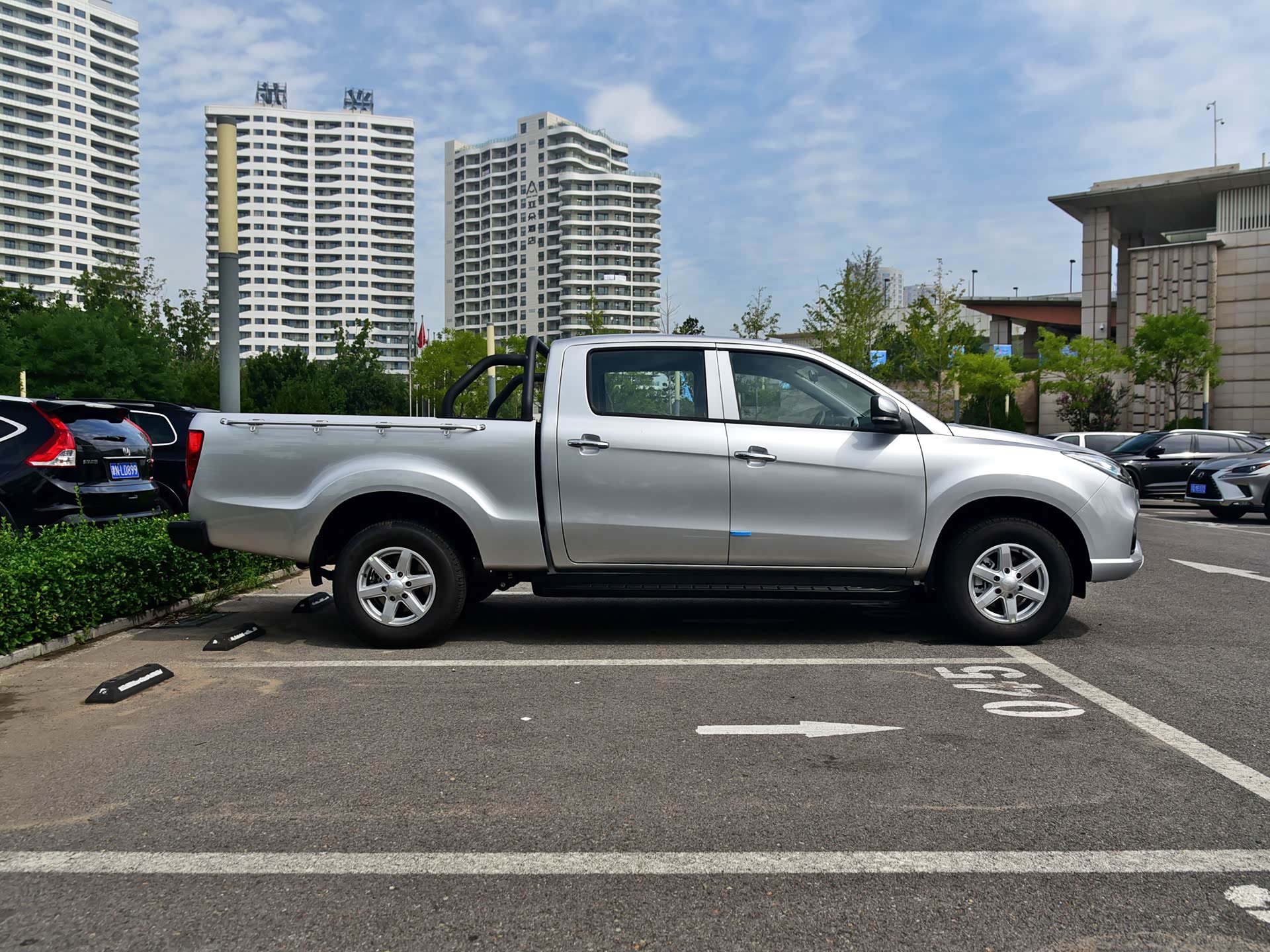 2020款 2.5T柴油两驱尊享长轴版侧面/引自汽车之家图库