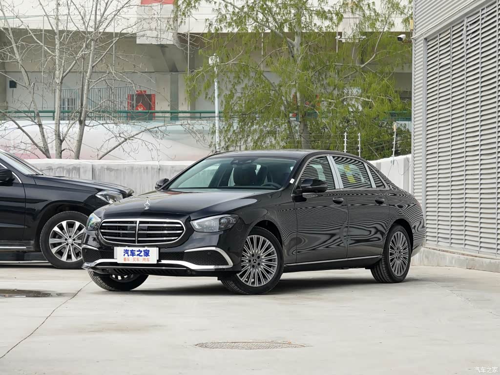配图为改款 E 300 L 尊贵型