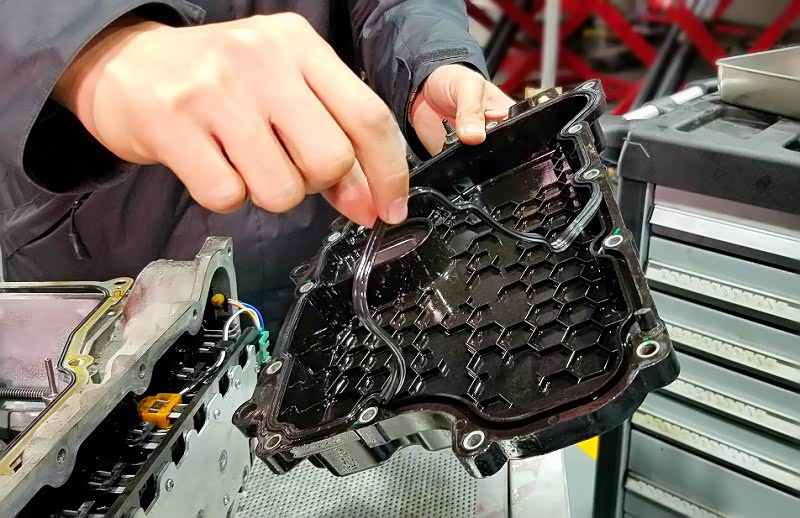 去下的油底盒上有密封圈