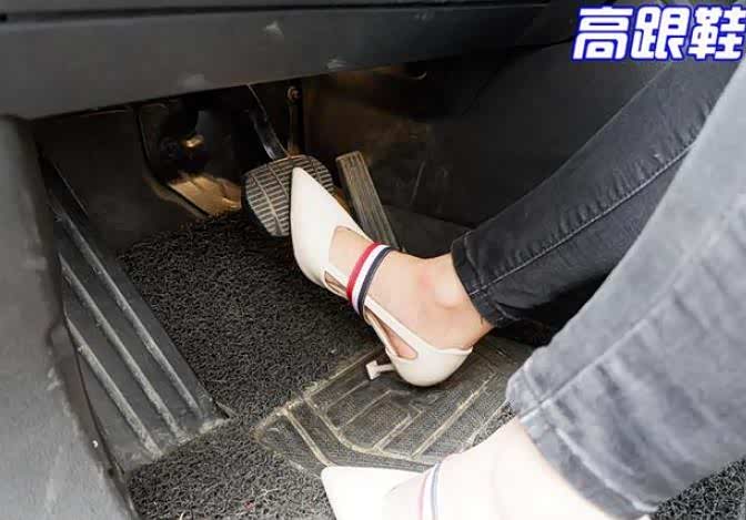 穿高跟鞋开车,危险超出想象,女司机赶紧过来看