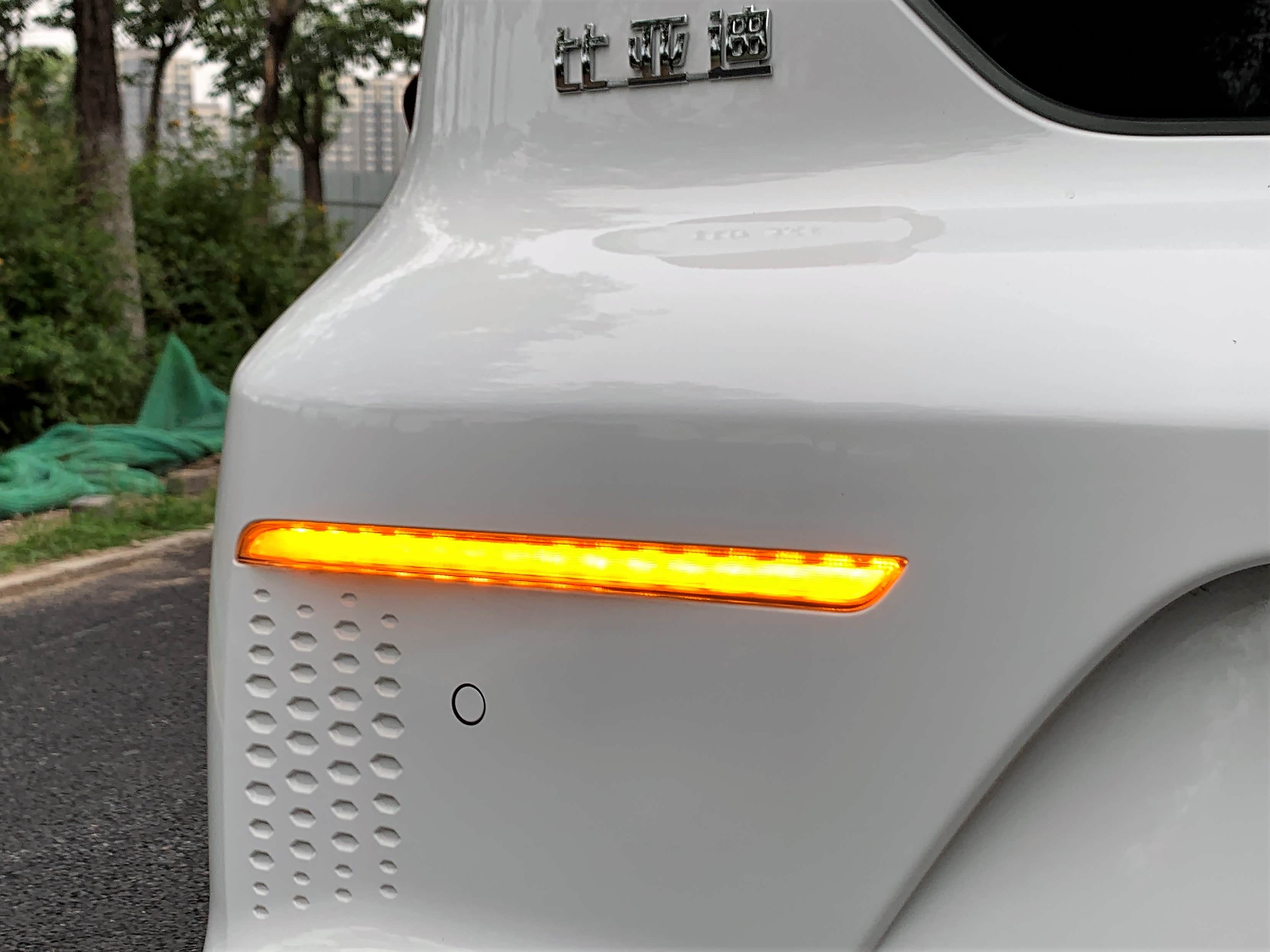 令人惊喜的是，单独布置在保险杠上的转向灯居然是“流水灯”点亮方式，逼格满满