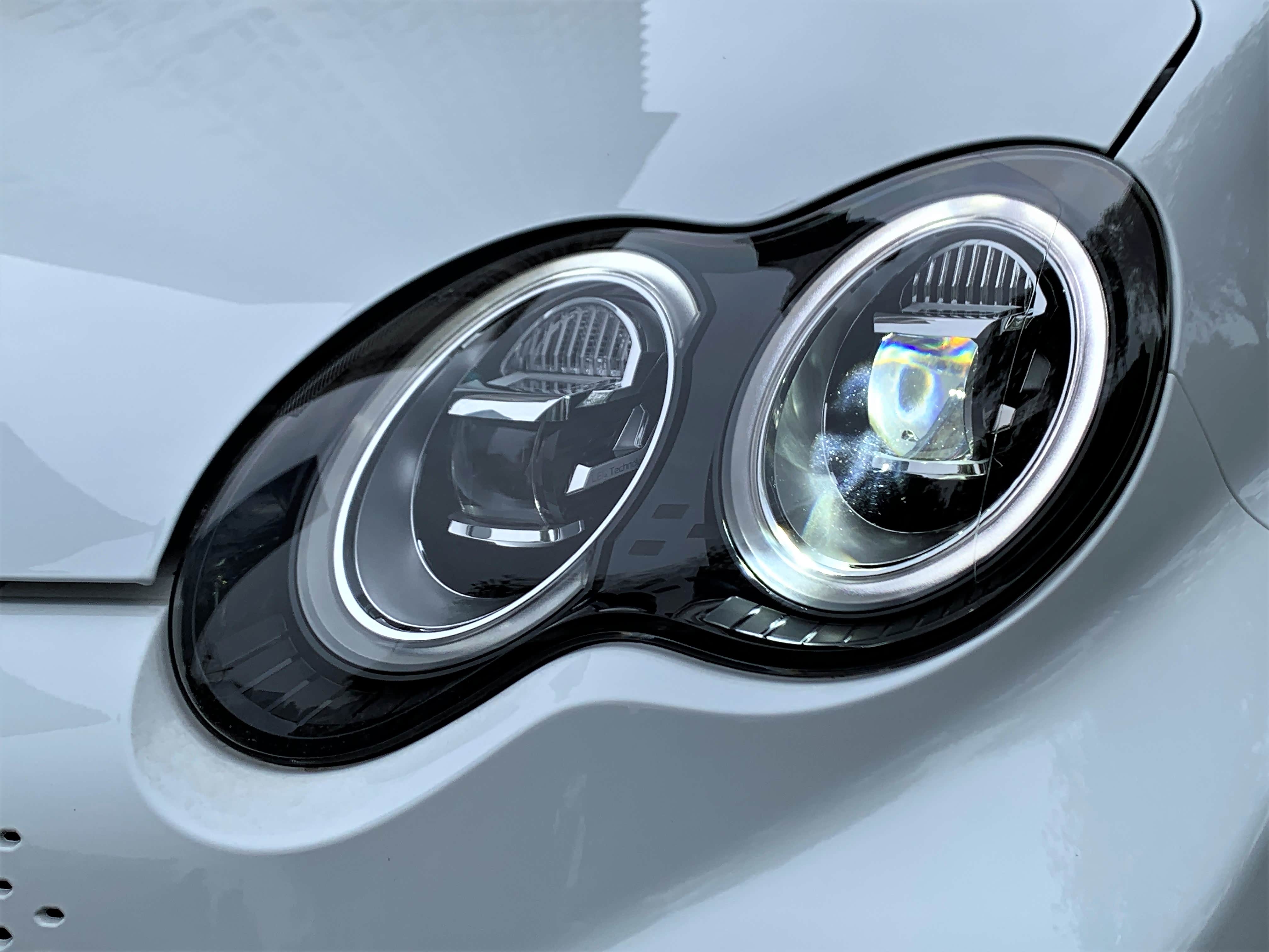 花生大灯为全LED形式，并且远近光都有透镜，照明效果很棒，值得称赞