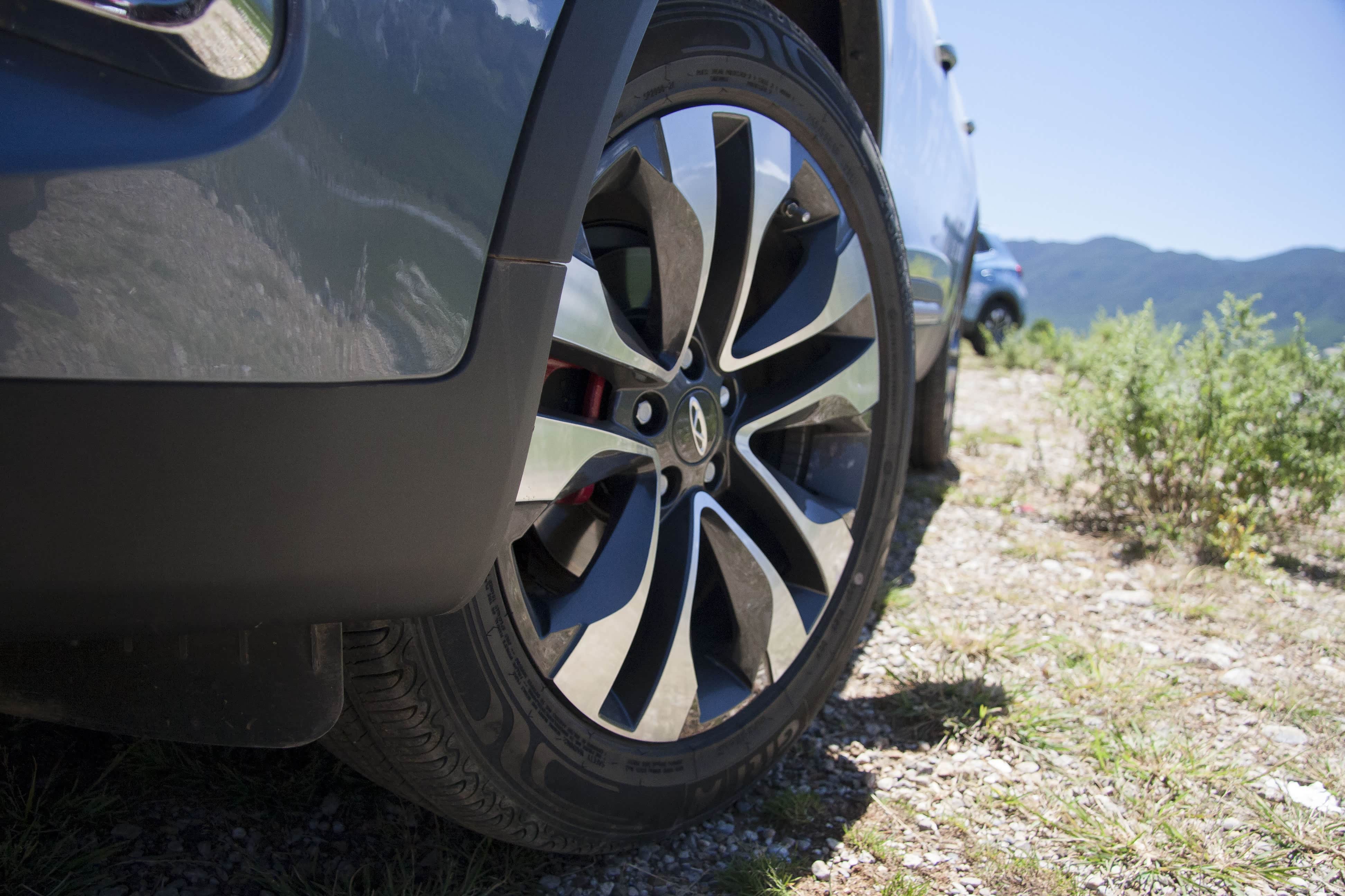 除低配车型外，三款高配车型均采用215/55 R18轮胎并搭配运动型轮圈