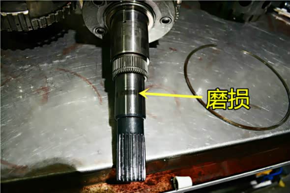 吉普大指挥官变速箱内部输入轴严重打掉磨损