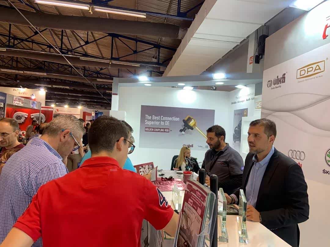 “别挤，大家一个一个来！”