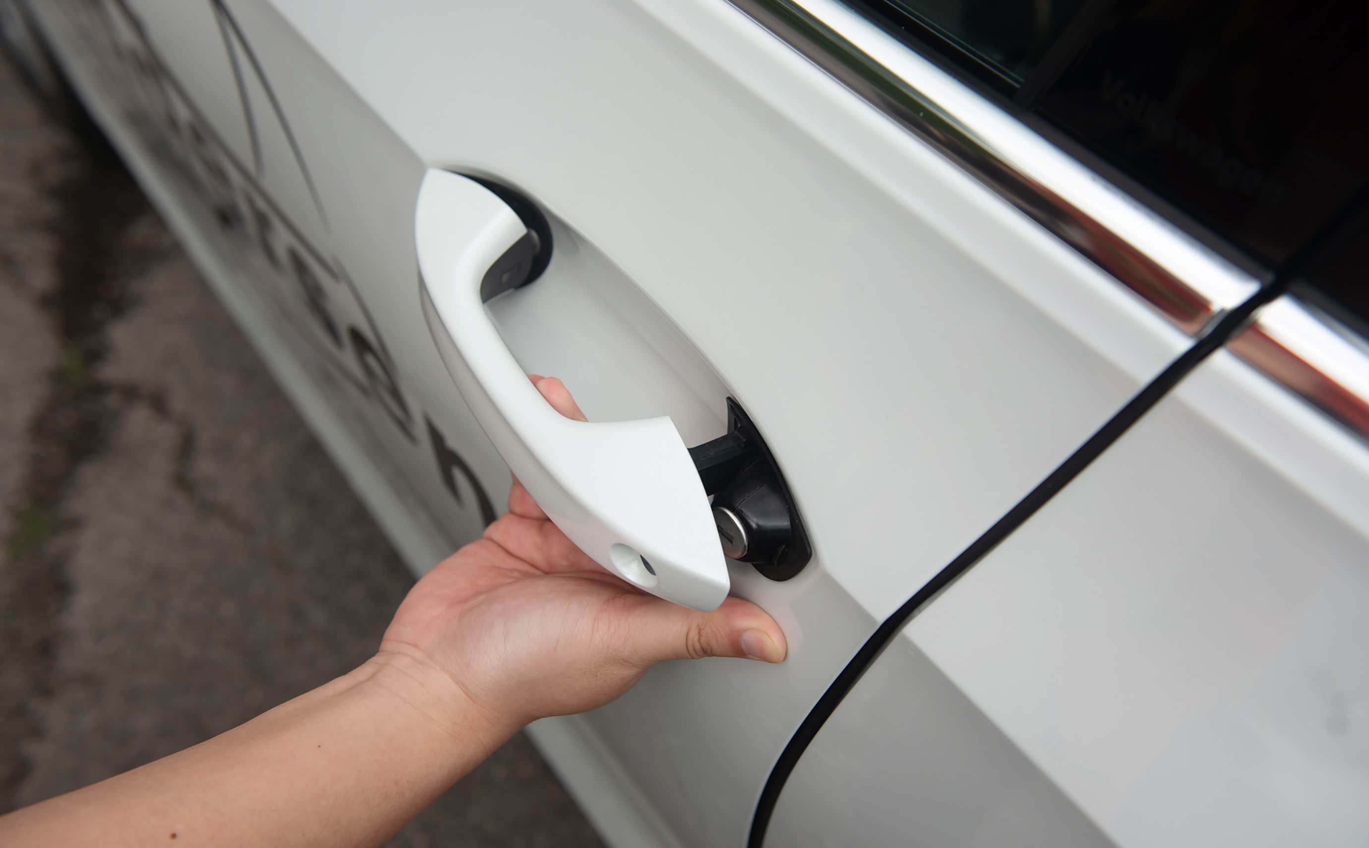 门把手带内照明光源以及投影式迎宾灯，夜晚仪式感十足，并支持手机NFC开锁