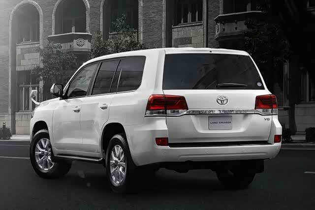 尾部的话还是现款的看着比较好看