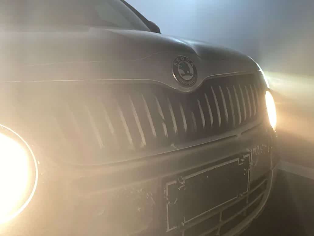 图：格栅上也全是冰碴子，话说四驱真是稳，一点不带打滑的。