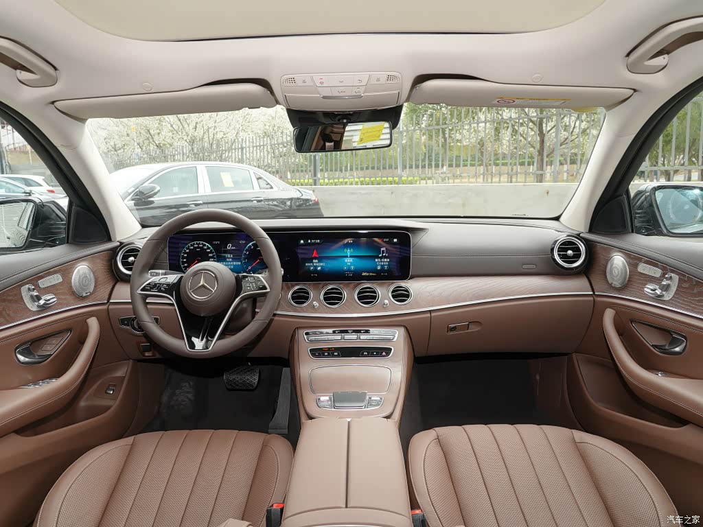 配图为改款 E 300 L 尊贵型