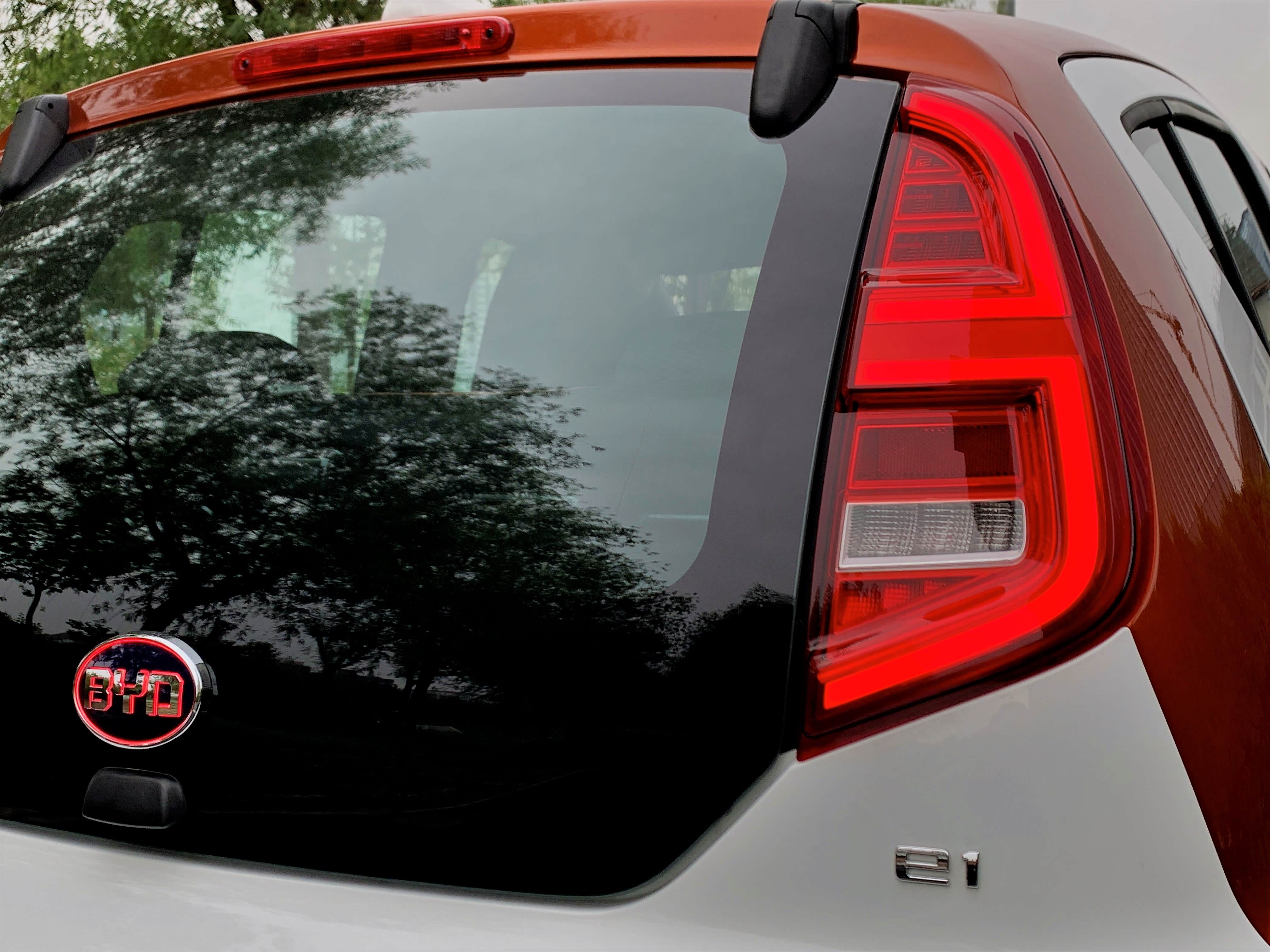 e1的尾灯也升级为LED形式，夜晚能发光的“BYD”车标也是比亚迪的一大特色，无论你是否喜欢