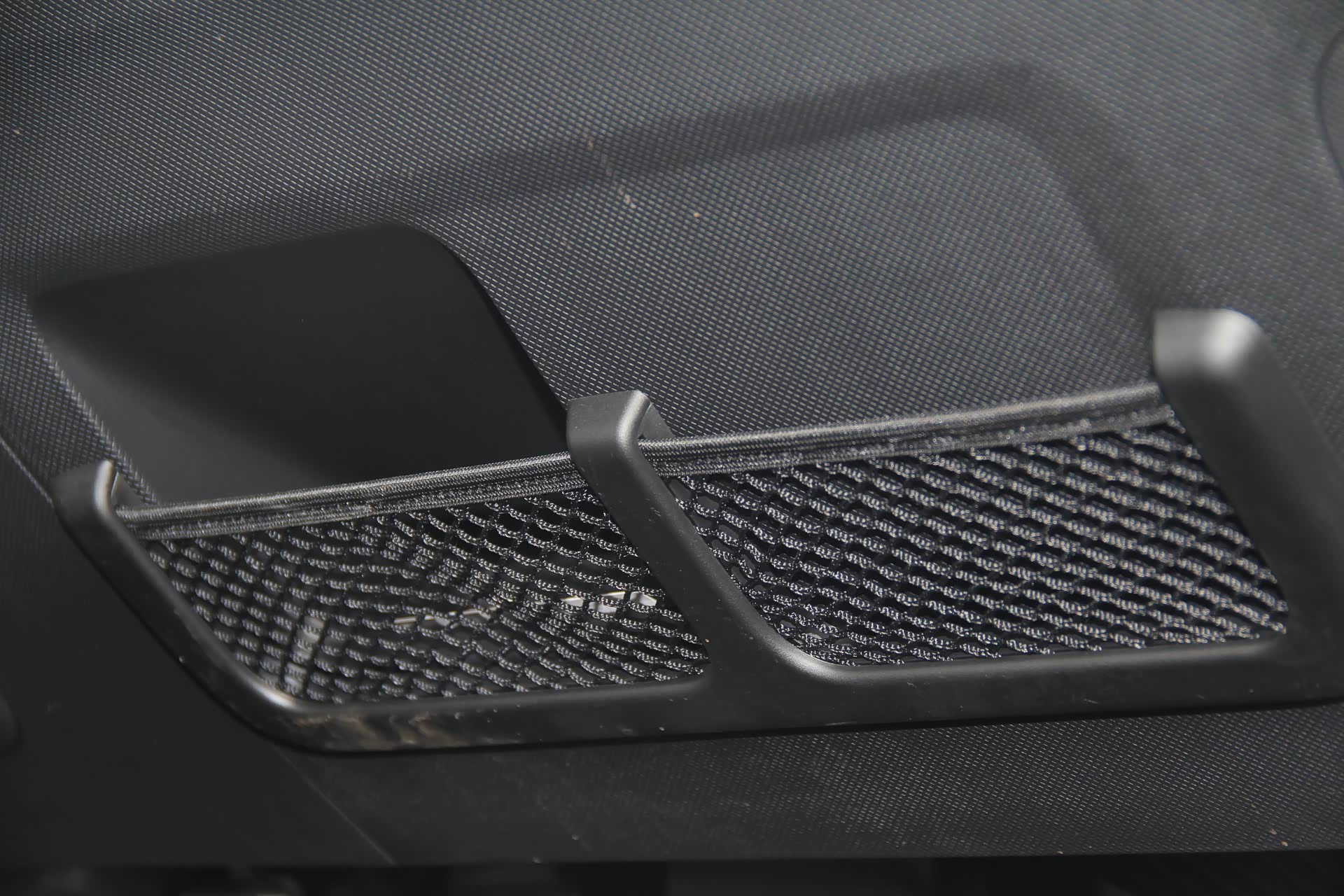 中控下方设置有两个网兜，可放置一些零碎物品