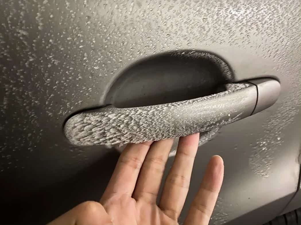 图：把手上全是冰。