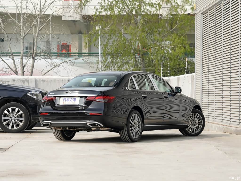 配图为改款 E 300 L 尊贵型