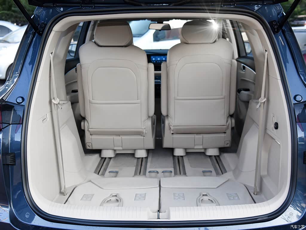 凯捷第三排座椅收藏起来后行李箱的装载能力不错，但第二排座椅却无法放倒折叠，限制了产品的拓展性能