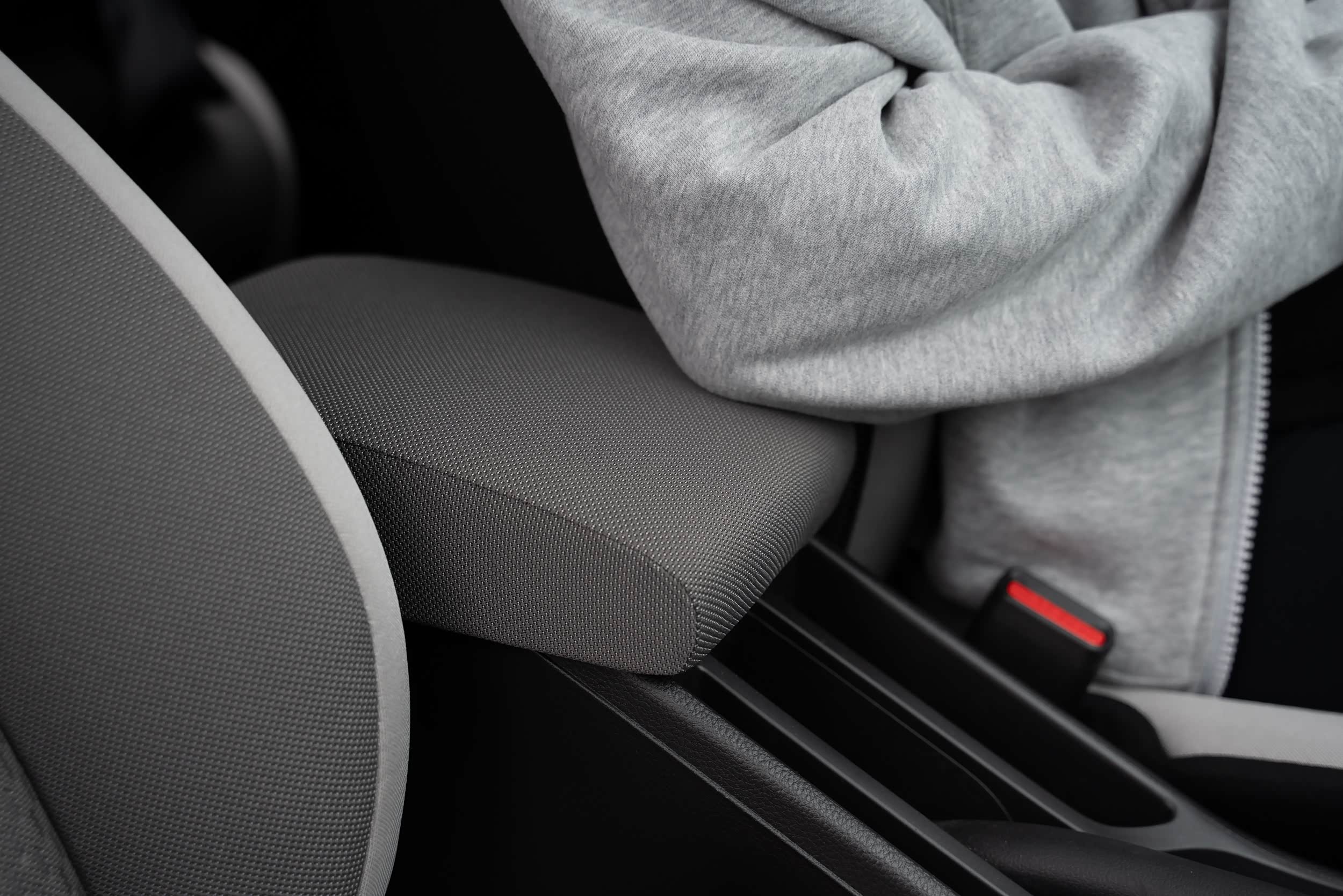 这个级别的车能配备中央扶手真的不错，可以支撑手臂，也能存放一些小物品。