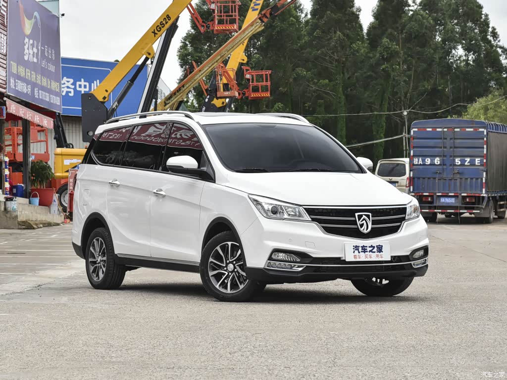 在灯光配置、天窗搭配及轮胎尺寸上，宝骏730明显比凯捷要廉价节省很多