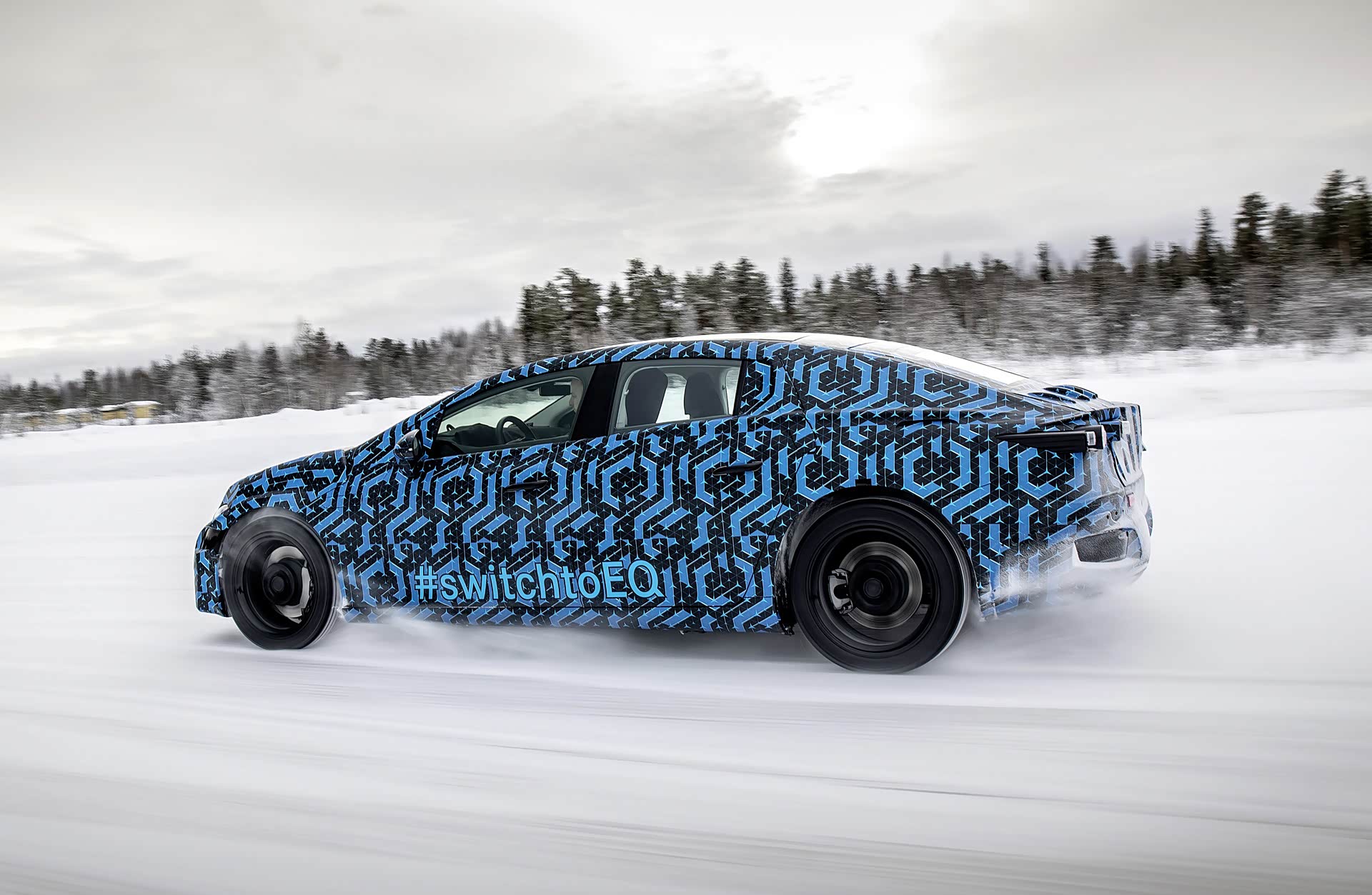 EQS轿车的引擎盖和行李箱更短