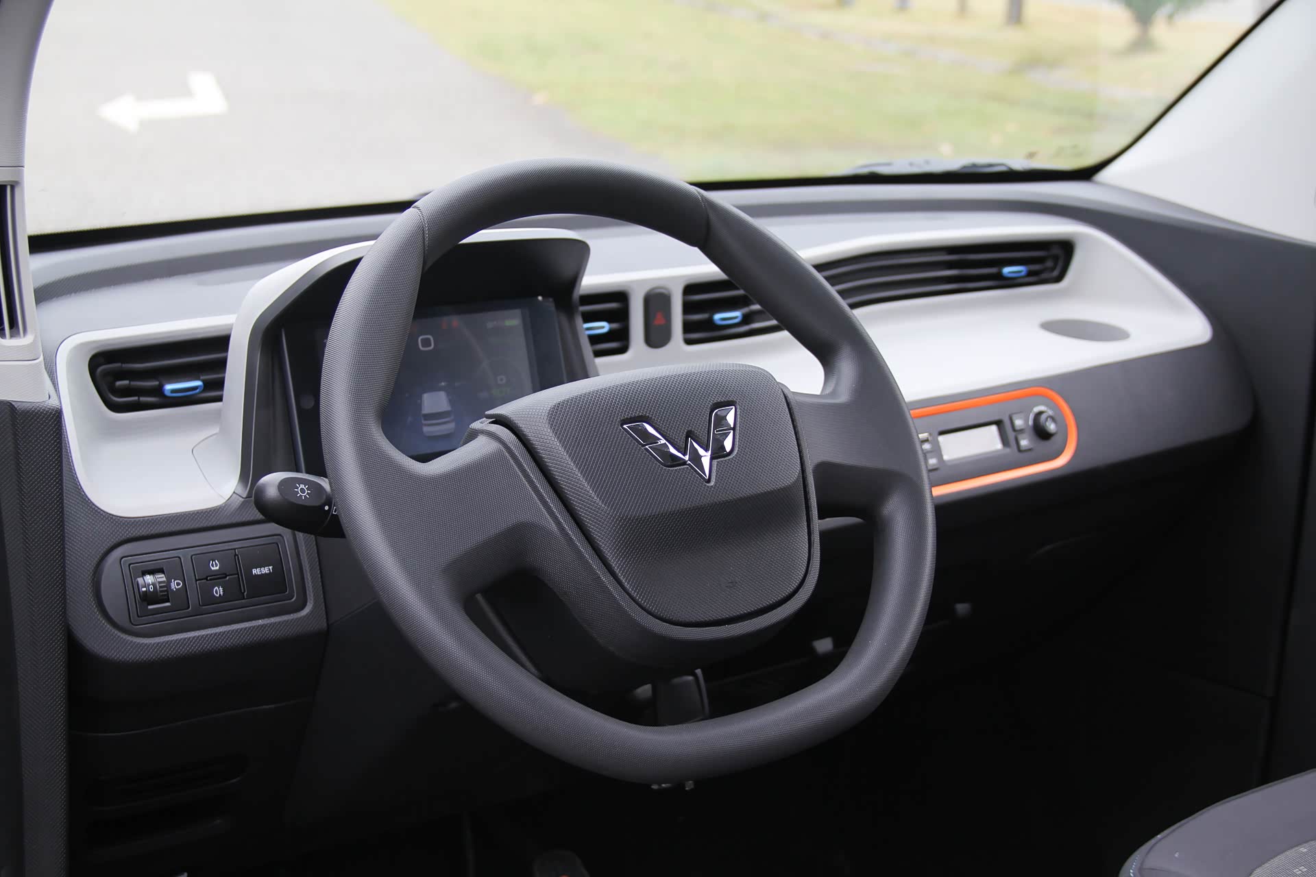 双辐式方向盘握感充实，配备了EPS电子助力转向系统