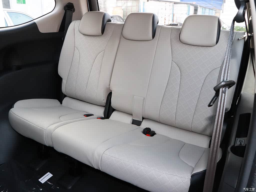 但宝骏730的223座椅布局产品的的第三排座椅的乘坐舒适度要高于凯捷不少