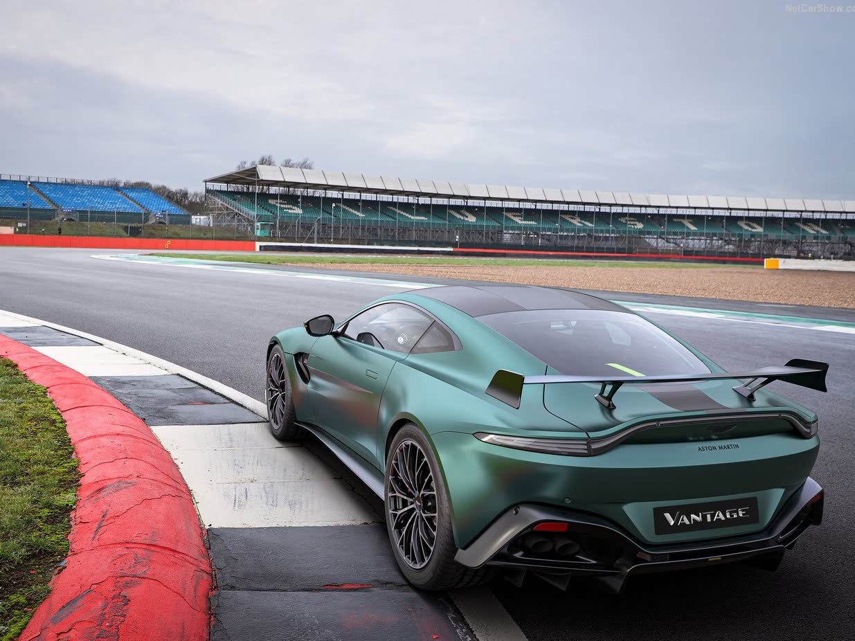 aston martin,aston martin dbx 诚如aston martin首席执行官tobias moers所说,"性能是每个阿斯顿