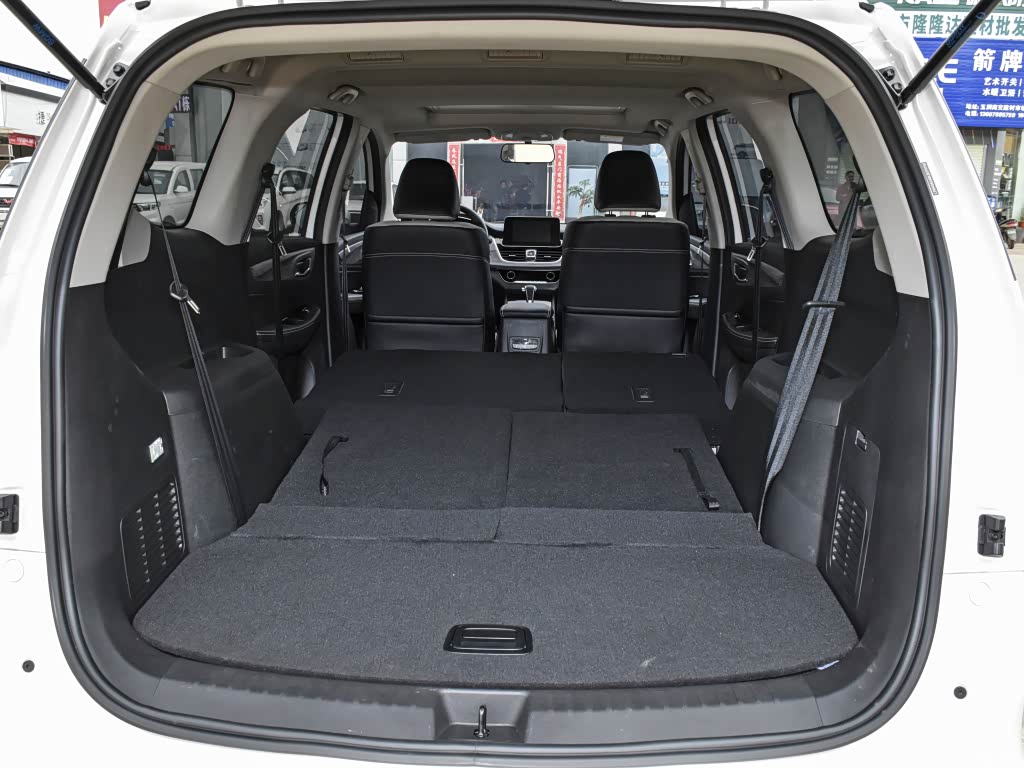 而232座椅布局的车型兼容性就非常不错，但只是顶配专属，而且第二排座椅舒适度比较一般