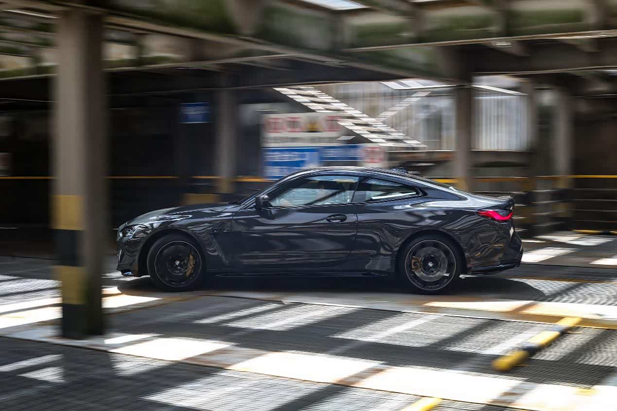 ▲修长的溜背车顶曲线相当优美