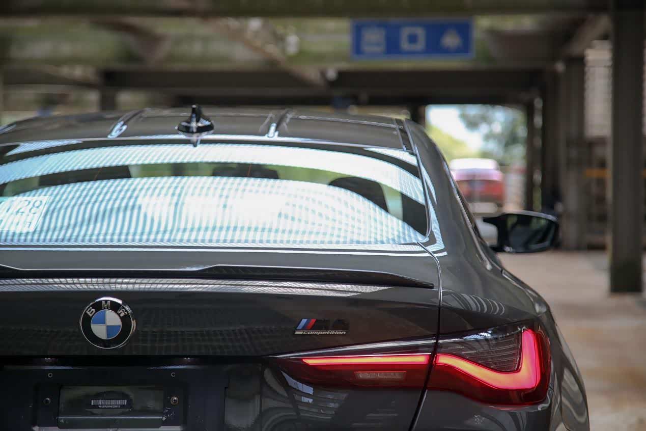 ▲全车碳纤维套件加持，尾部的碳纤维尾翼很小，但是高速时可以实实在在产生一定下压力