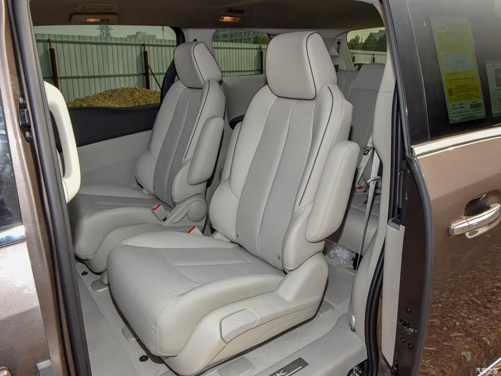 配图为2021款 陆上公务舱 652T 智慧尊贵型