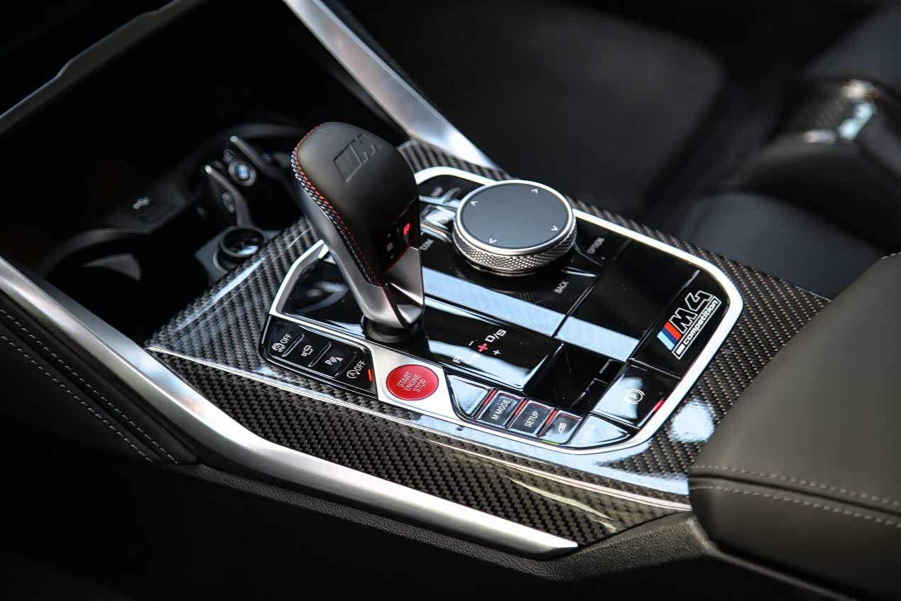 ▲功能岛上多出了Mmode、个性化设置setup和排气声浪按键，挡杆上还有换挡逻辑三挡调节