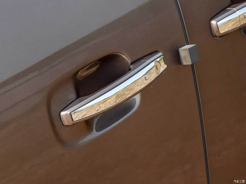 配图为2021款 陆上公务舱 652T 智慧尊贵型