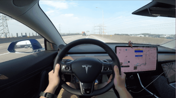 （图8 特斯拉Model 3 并入主路场景）