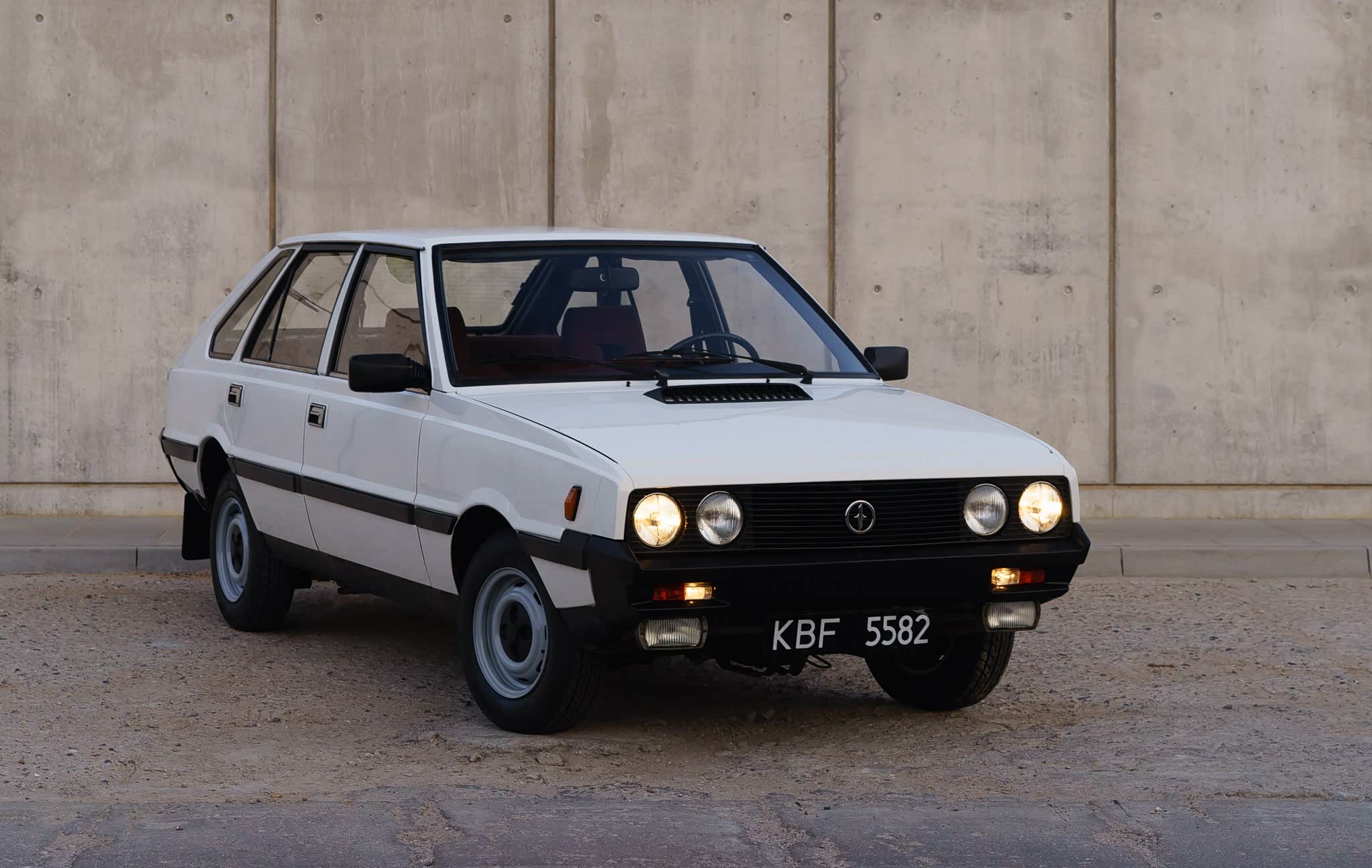 这是一辆中前期改款的FSO 波罗乃兹，和前期版相比车头更为简洁，C柱增加了侧窗。