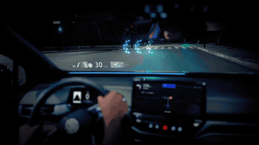 现场展车没通电，又在官网下了张图，可见屏幕中央的指示箭头